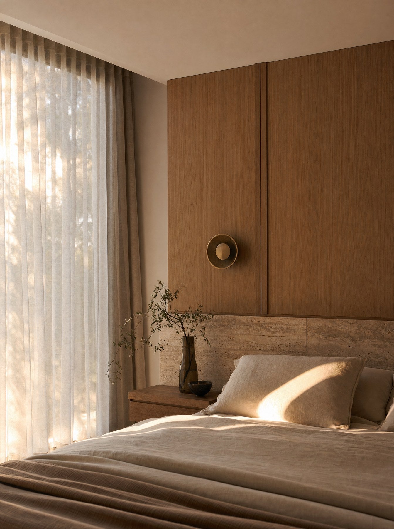 Sonnenlicht fällt durch Vorhänge in ein minimalistisches Schlafzimmer